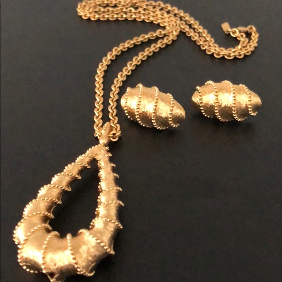 VINTAGE MONET TEARDROP NECKLACE & CLIP ON EARRINGS - Picture 2 of 14